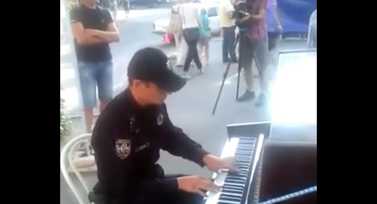 Полицейский сыграл на уличном пианино One Republic