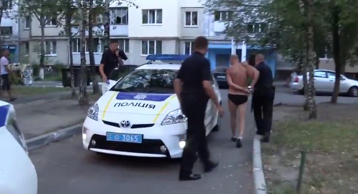 Пьяный мужчина в нижнем белье кидался на полицейских