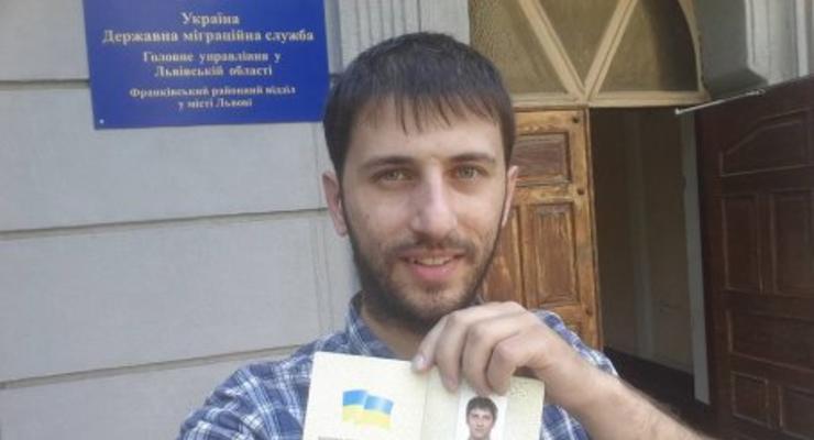 Во Львове выдали первый в Украине паспорт без русского языка