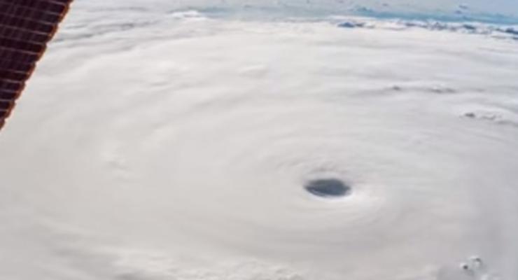NASA показала вид из космоса на тайфун "Соуделор", бушующий над Китаем