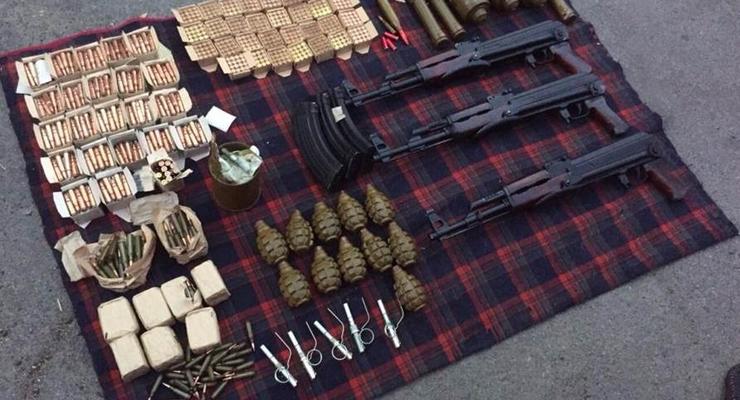 На Киевщине задержали трех торговцев оружием