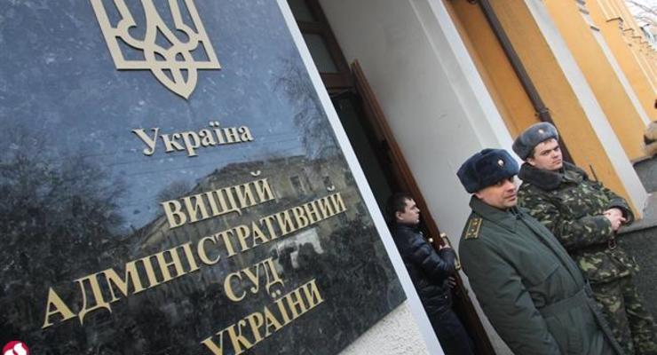 Суд отказался обязать Порошенко ввести военное положение