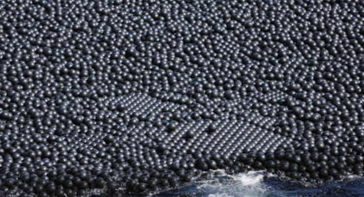В Лос-Анжелесе спасают водохранилище от засухи черными шариками