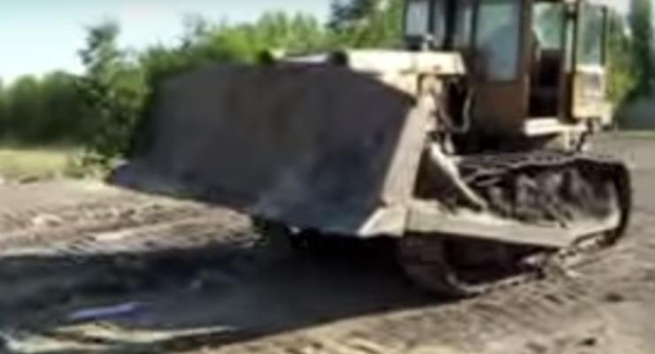 В России чиновник получил выговор за уничтожение бульдозером трех гусиных тушек из ЕС