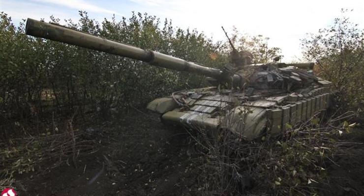 В Новоазовске террористы перекрасили танки в украинские цвета