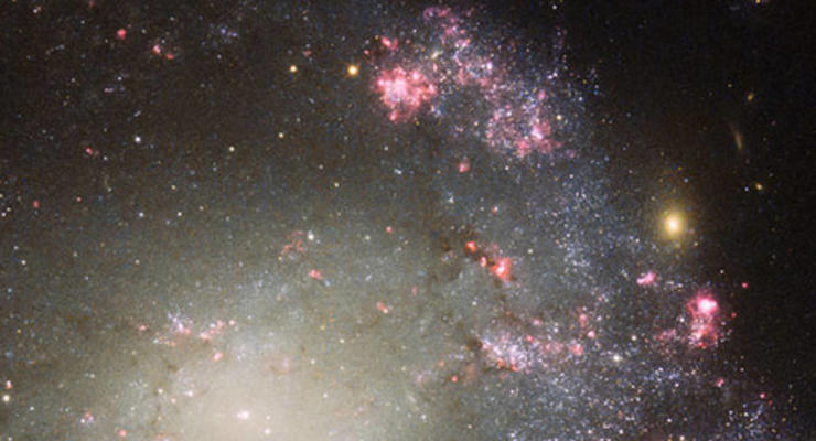 Телескоп Hubble сфотографировал хаотическую галактику в созвездии Кита