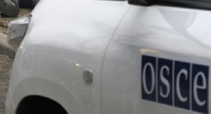 Боевик бросил снаряд в машину наблюдателей ОБСЕ - отчет