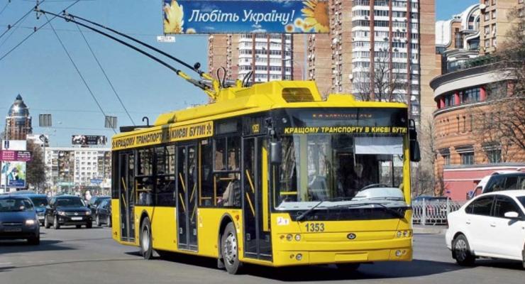 В Киеве обстреляли троллейбус с людьми
