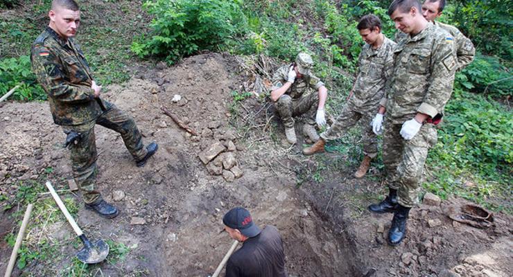 На Аскольдовой могиле в Киеве раскапывают могилы немецких солдат