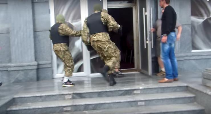 Неизвестные в балаклавах прикрыли казино на вокзале Харькова