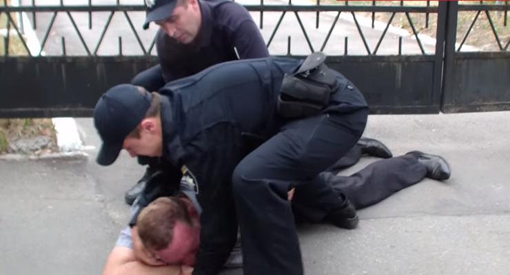 Пьяный майор милиции при задержании плюнул в полицейского