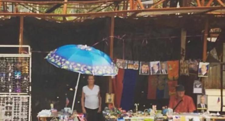 На руинах рынка в Донецке продают портреты Путина