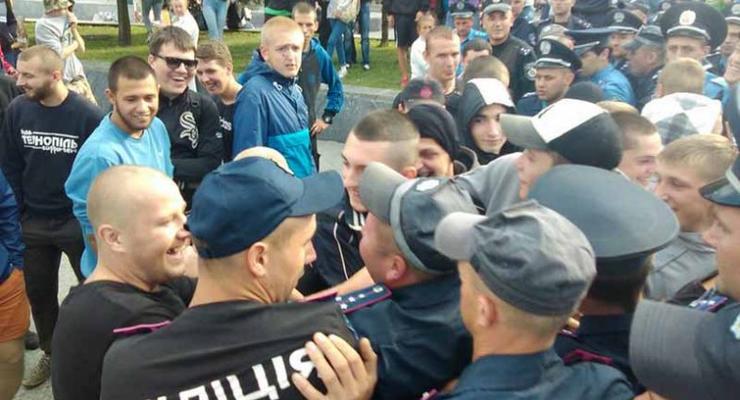 В Киеве футбольные фаны бросили гранату в депутата от блока Порошенко