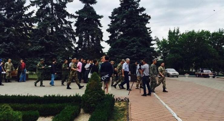 Участники АТО подрались с милицией в горсовете Ильичевска