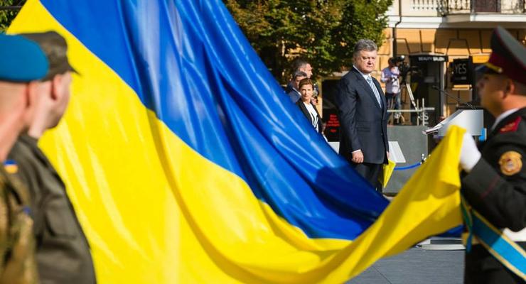 Украинский флаг стал символом мужества сил АТО - Порошенко