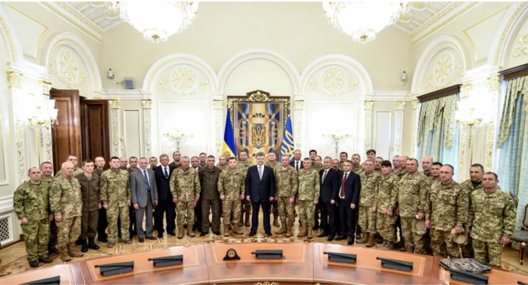 Порошенко вручил награды бойцам ВСУ, МВД, СБУ и погранслужбы