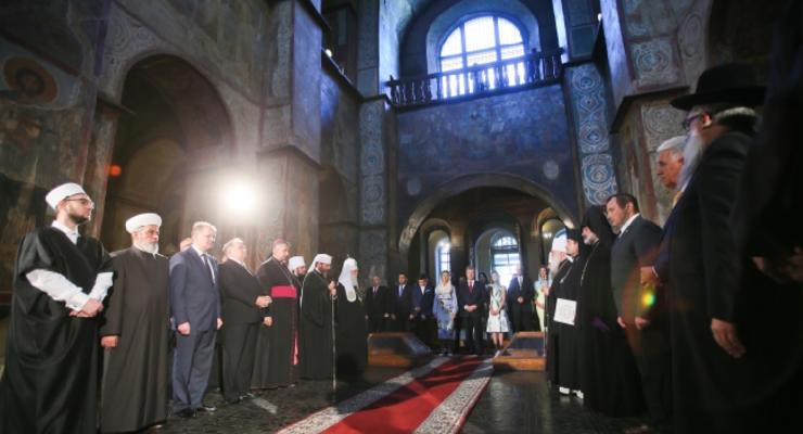 Предстоятели церквей и Порошенко помолились за Украину