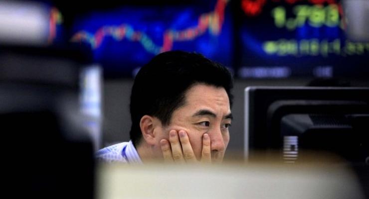 В Китае фондовый рынок обвалился на 8%