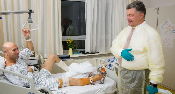 Порошенко проведал в Берлине раненых украинских бойцов
