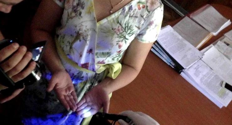 На взятке попалась работник миграционной службы Киева