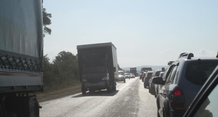 Россияне уезжают из Крыма: в очереди на паром сотни машин