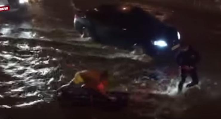 Экстремалы катаются на матрасах по затопленным улицам Владивостока