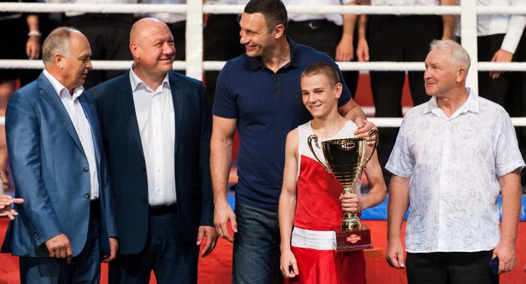 Спорт меняет мир: Кличко посетил молодежный боксерский турнир