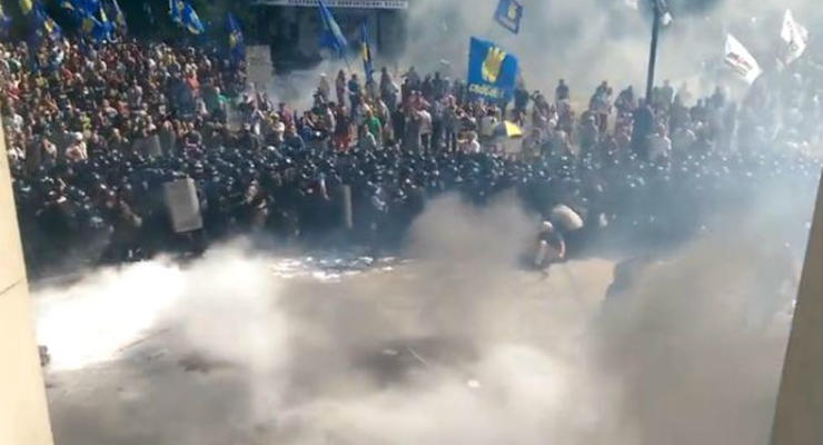 Появилось видео момента взрыва гранаты под Верховной Радой
