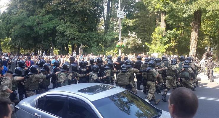 Столкновения в столице продолжились на улице Грушевского