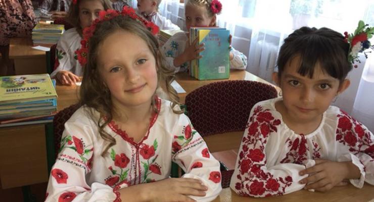 День знаний с украинским колоритом: школьники массово надевают вышиванки