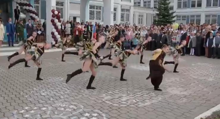 В России исполнили новый танец "пчелок"