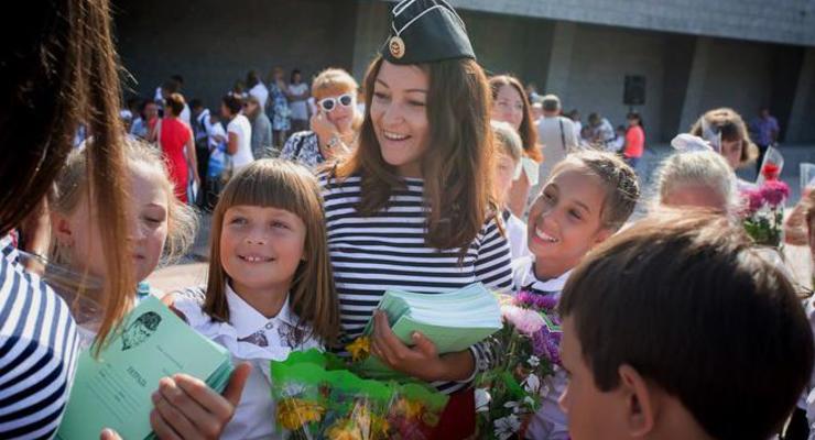 В Севастополе "Дочери офицеров" раздают тетради с Путиным