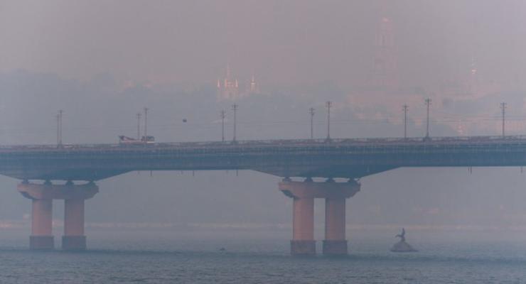Киев затянуло едким дымом: фото столицы