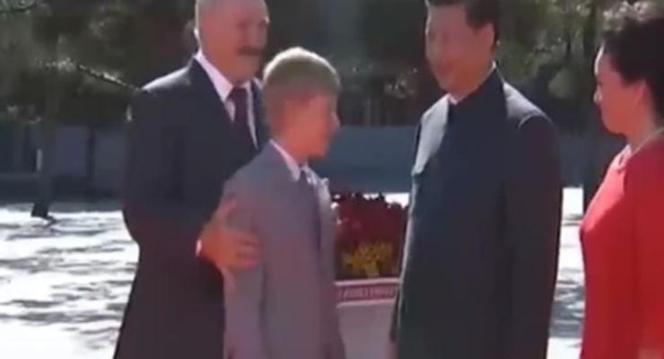 Во время встречи с руководством Китая Лукашенко "отобрал" своего сына у супруги Си Цзиньпина