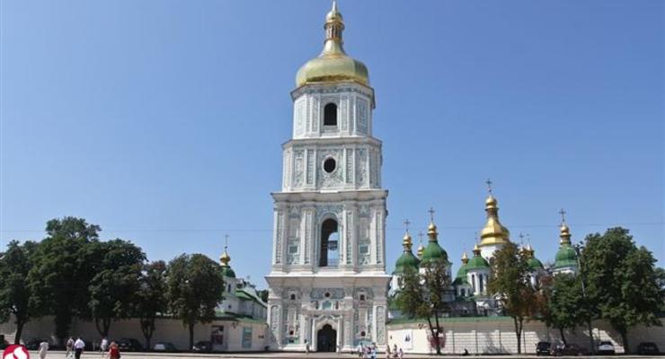 В Софии Киевской обвалился грунт - яма размером в 3 метра