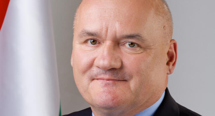 Министр обороны Венгрии ушел в отставку из-за ситуации с мигрантами