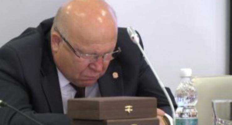 В России губернатор уснул на заседании Госдумы