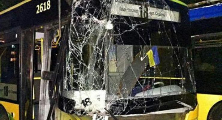 В Киеве троллейбус без водителя влетел в столб