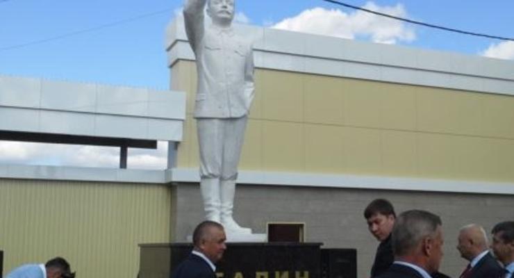 В России открыли трехметровый памятник Сталину