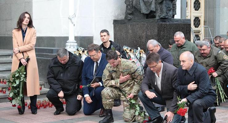 Нацгвардийцы, полицейские и депутаты почтили память погибших под Радой правоохранителей