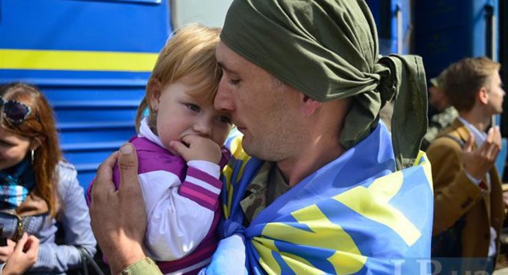 В Киеве со слезами и флагами встречали бойцов 72-й бригады