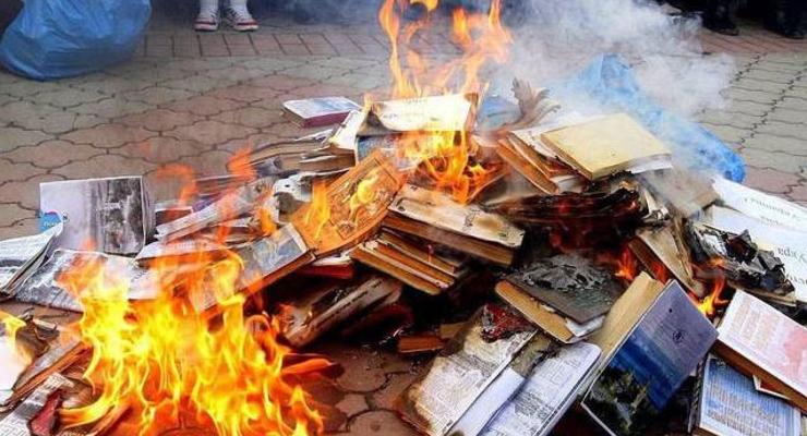 В Тбилиси показательно уничтожили российские учебники географии