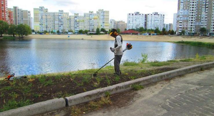 Коммунальщики почистили столичное заброшенное озеро