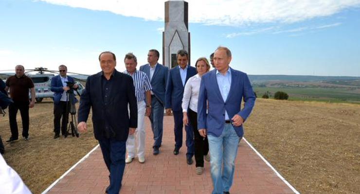 Путин сводил Берлускони на кладбище и показал достопримечательности Крыма