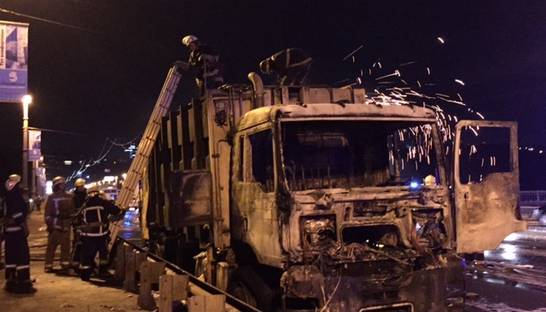 Авария на мосту Патона: загорелся грузовик-мусоровоз