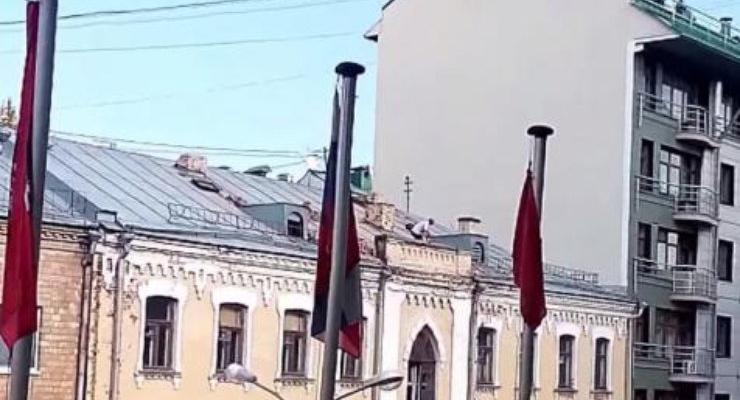Житель Москвы швырял в прохожих кирпичи с крыши