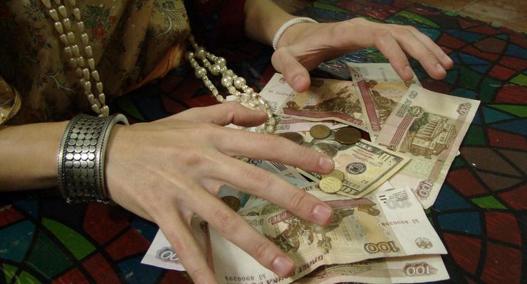 Киевская гадалка-аферистка выманивала деньги под предлогом их "очистки"