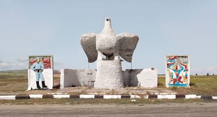 Канадский фотограф собрал в альбом снимки советских остановок