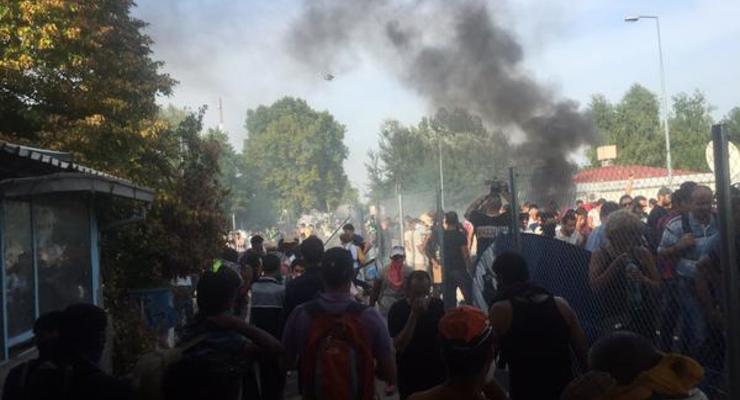 Полиция в Венгрии применила против беженцев слезоточивый газ