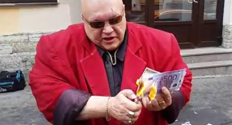 Долой импорт! Российский певец-скандалист сжег $20 тысяч из-за санкций